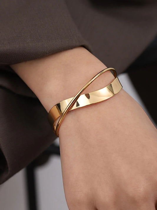 Essenzo – Pulsera en Acero Titanio con Baño de Oro