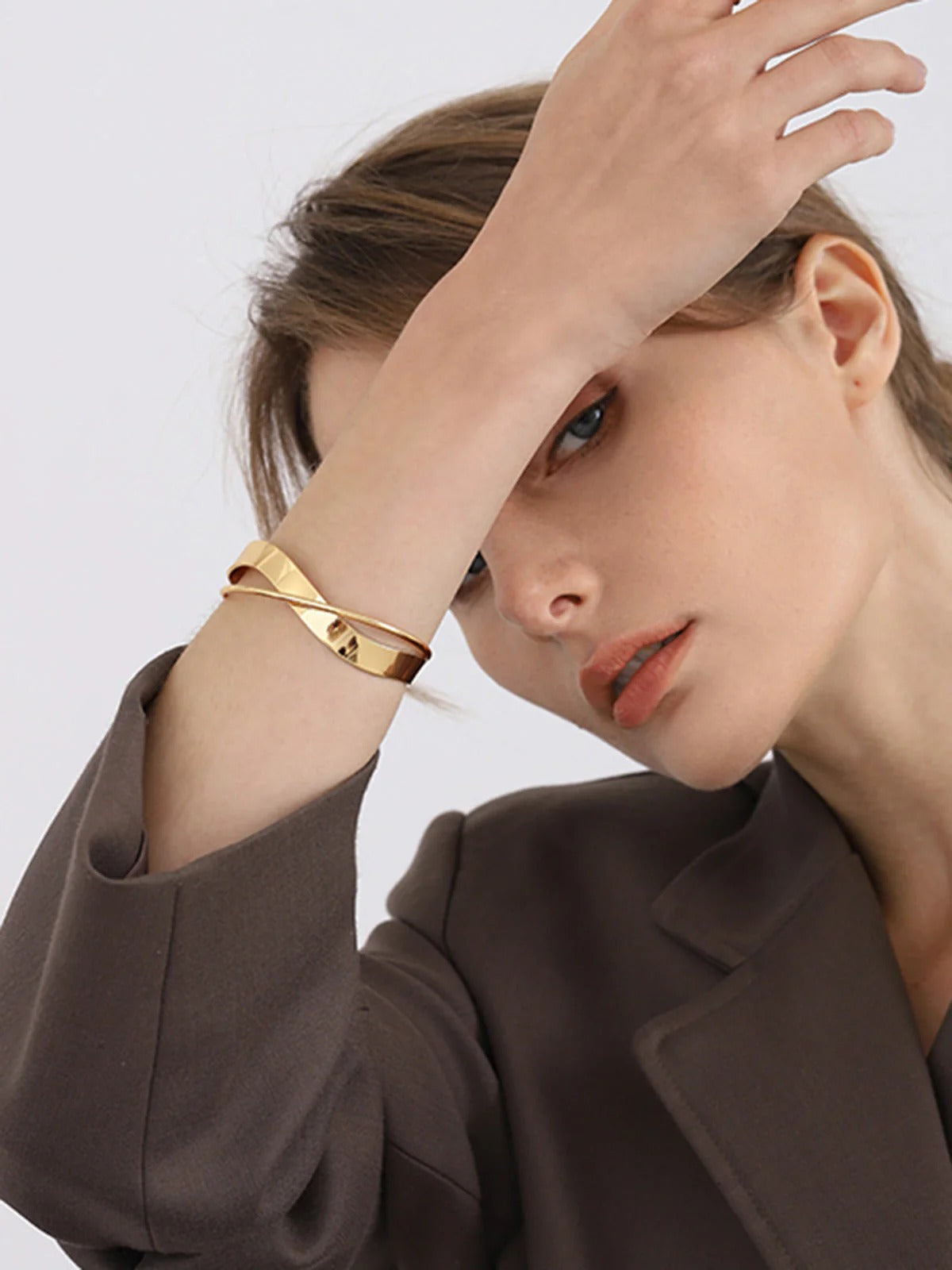Essenzo – Pulsera en Acero Titanio con Baño de Oro