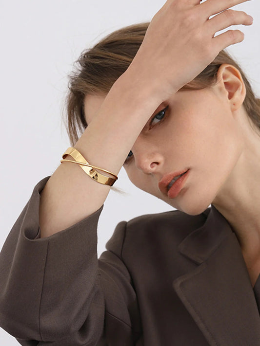 Essenzo – Pulsera en Acero Titanio con Baño de Oro