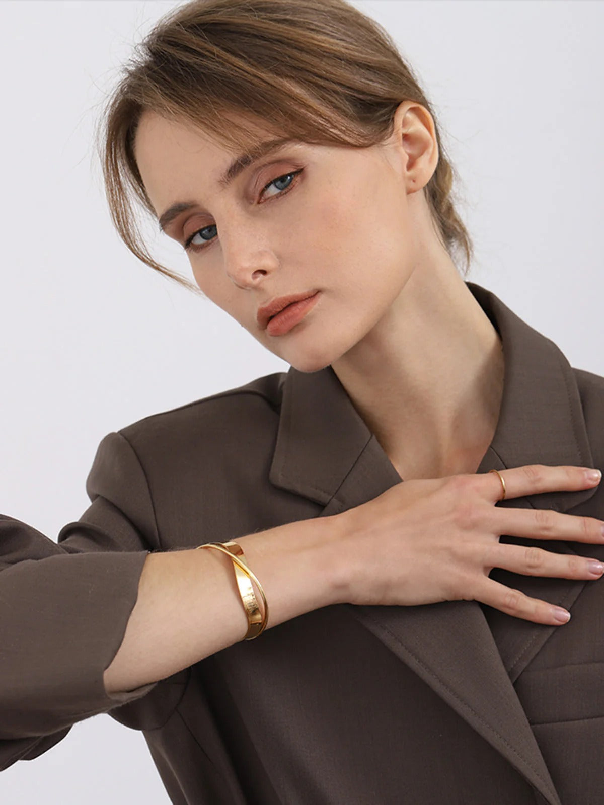 Essenzo – Pulsera en Acero Titanio con Baño de Oro